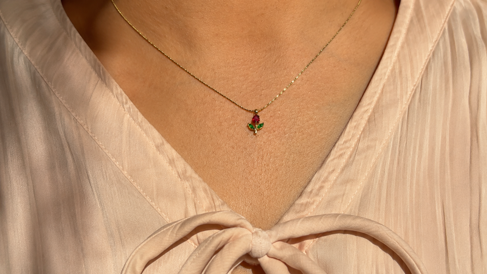 Delicate gold rose pendant necklace